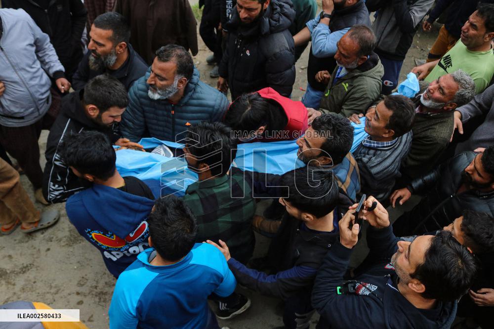 6 Dead After Boat Overturns In Srinagar - India