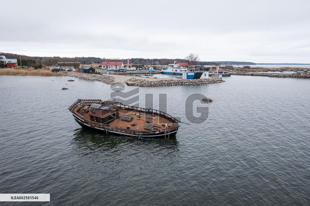 Finnish boat stuck in shallow water