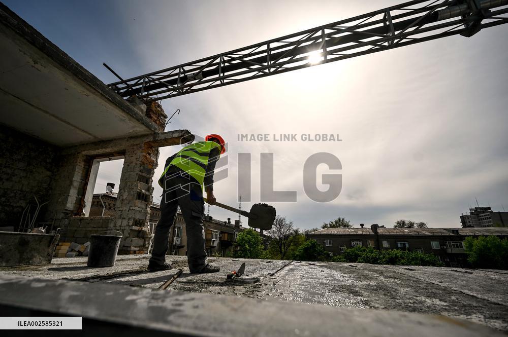 Reconstruction of residential buildings underway in Zaporizhzhia