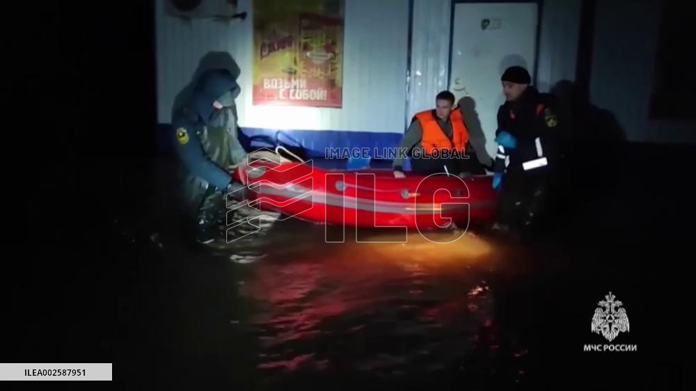 Russian regions fight flood as water levels remain high