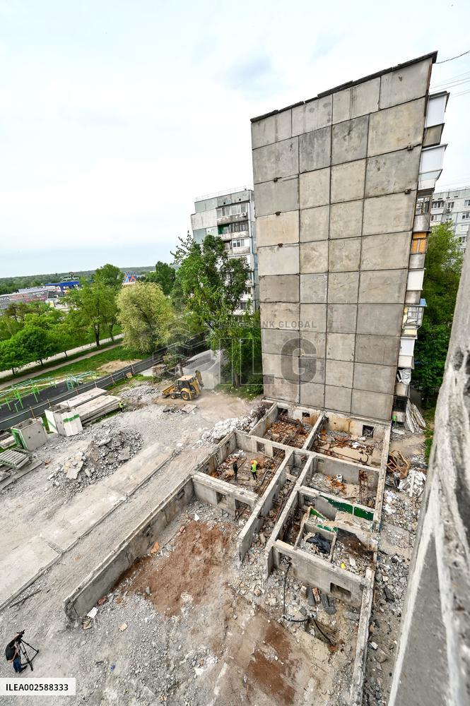 Reconstruction of destroyed apartment blocks continues in Zaporizhzhia