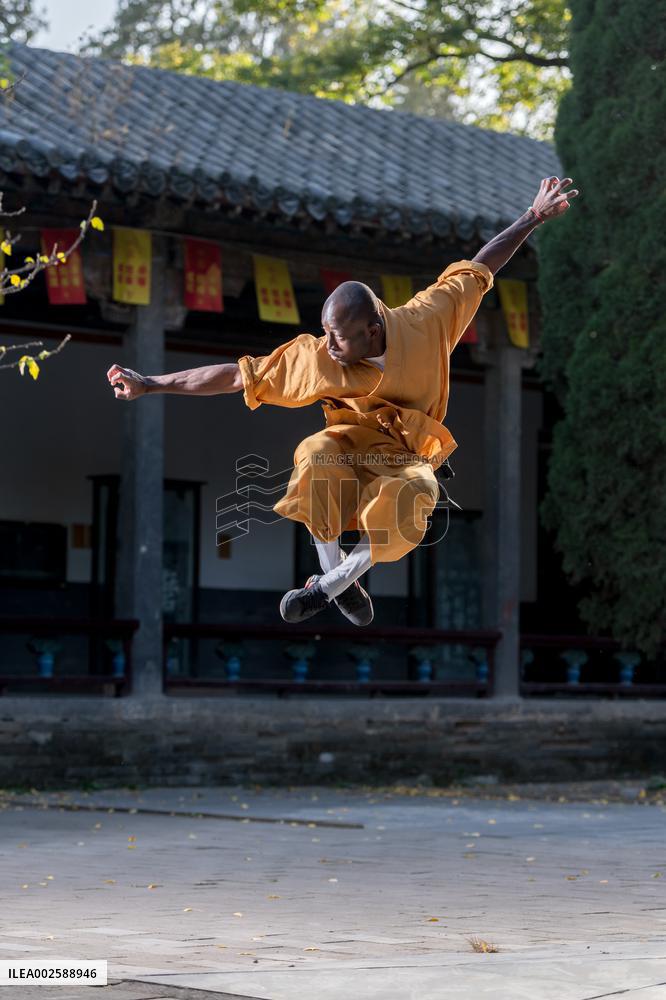 COTE D'IVOIRE-ABIDJAN-YOUNG MAN-KUNG FU DREAM