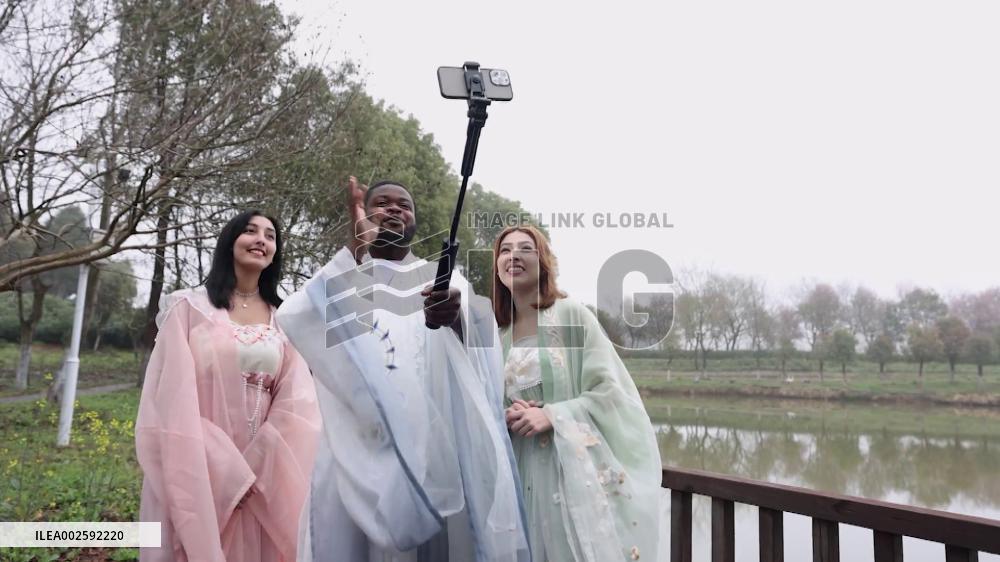 Overseas students learn changes in tea roasting