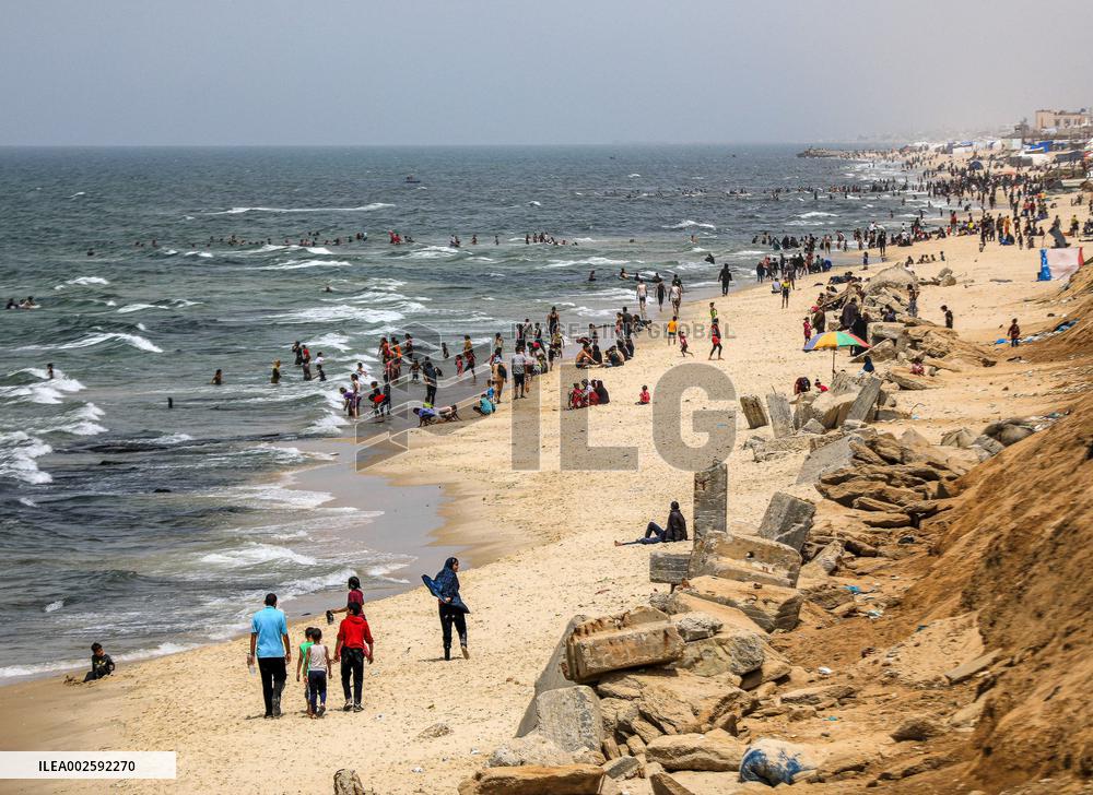 Displaced Palestinians On The Gaza Beach
