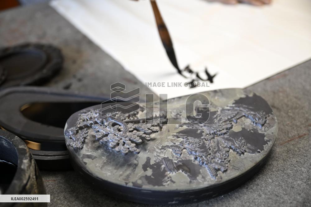 (VistaNingxia)CHINA-NINGXIA-HELAN INKSTONE-INHERITOR (CN)