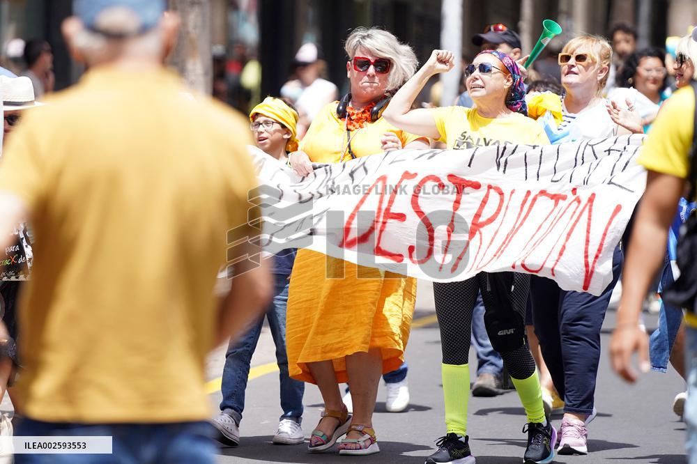 Canary Islands demonstrates against the tourism model