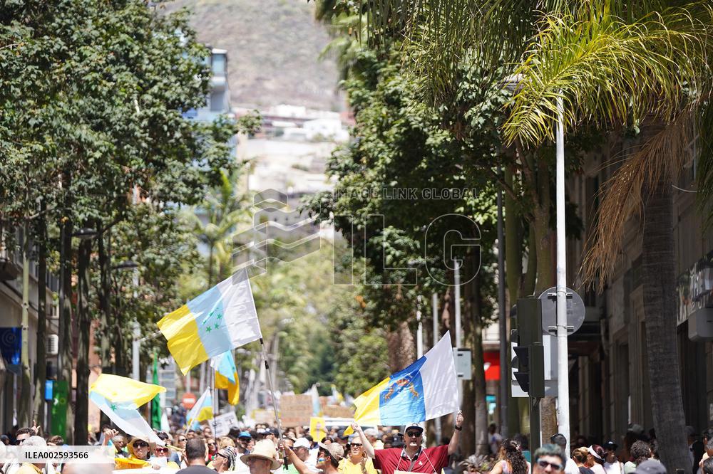 Canary Islands demonstrates against the tourism model