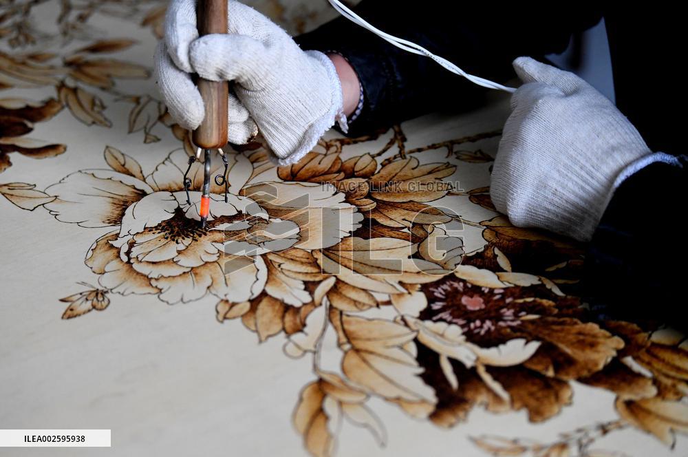 (MASTER OF CRAFTS) CHINA-HENAN-NANYANG PYROGRAPHY-INHERITOR (CN)