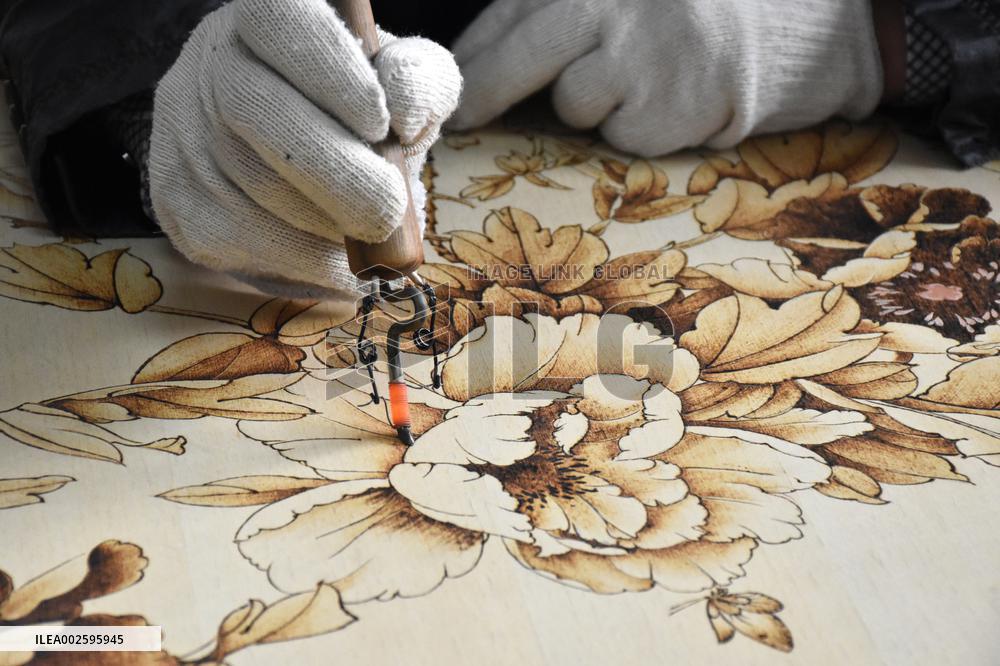 (MASTER OF CRAFTS) CHINA-HENAN-NANYANG PYROGRAPHY-INHERITOR (CN)