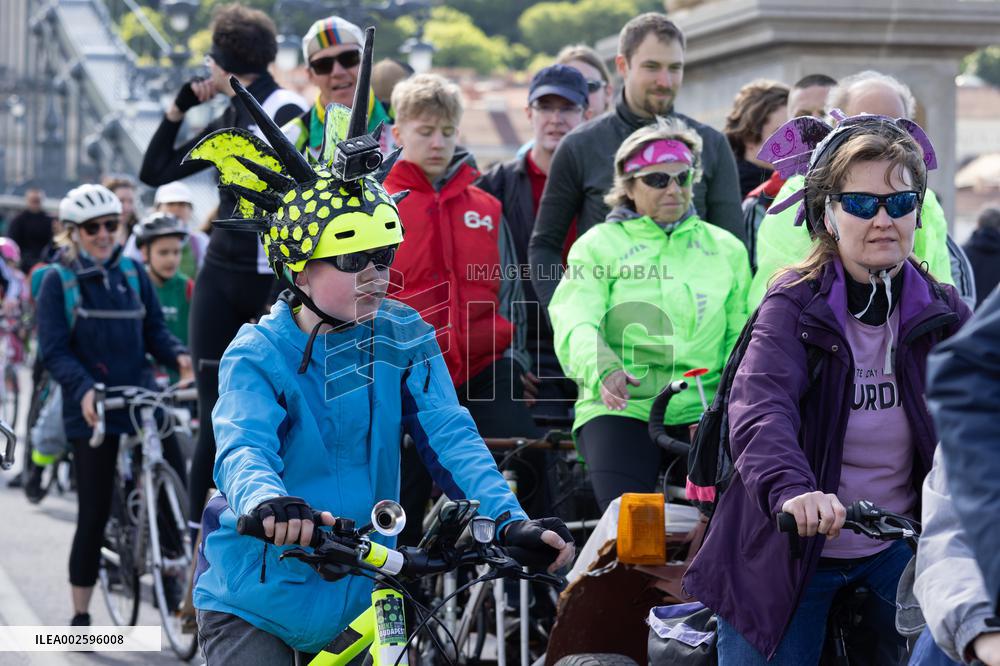 HUNGARY-BUDAPEST-EARTH DAY-BIKING