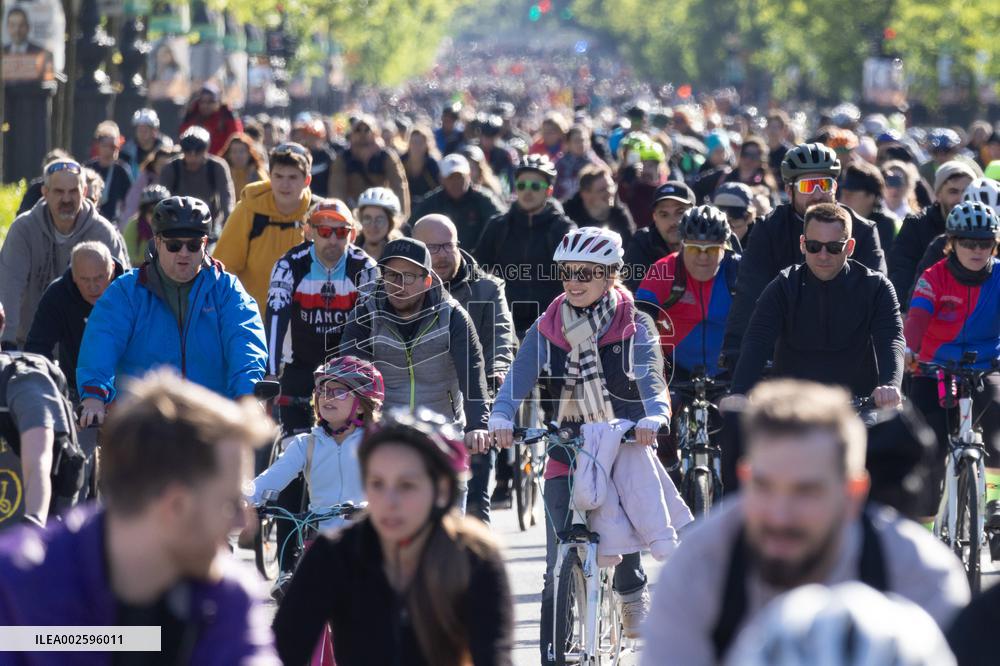 HUNGARY-BUDAPEST-EARTH DAY-BIKING
