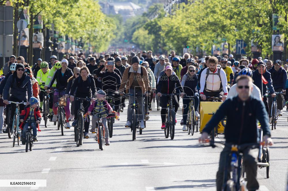 HUNGARY-BUDAPEST-EARTH DAY-BIKING