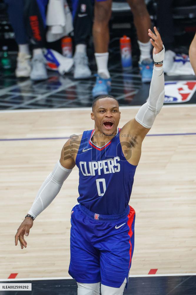 (SP)U.S.-LOS ANGELES-BASKETBALL-NBA-PLAYOFFS-CLIPPERS VS MAVERICKS