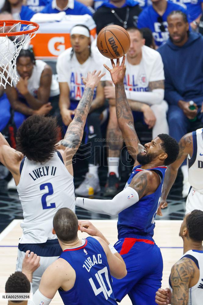 (SP)U.S.-LOS ANGELES-BASKETBALL-NBA-PLAYOFFS-CLIPPERS VS MAVERICKS