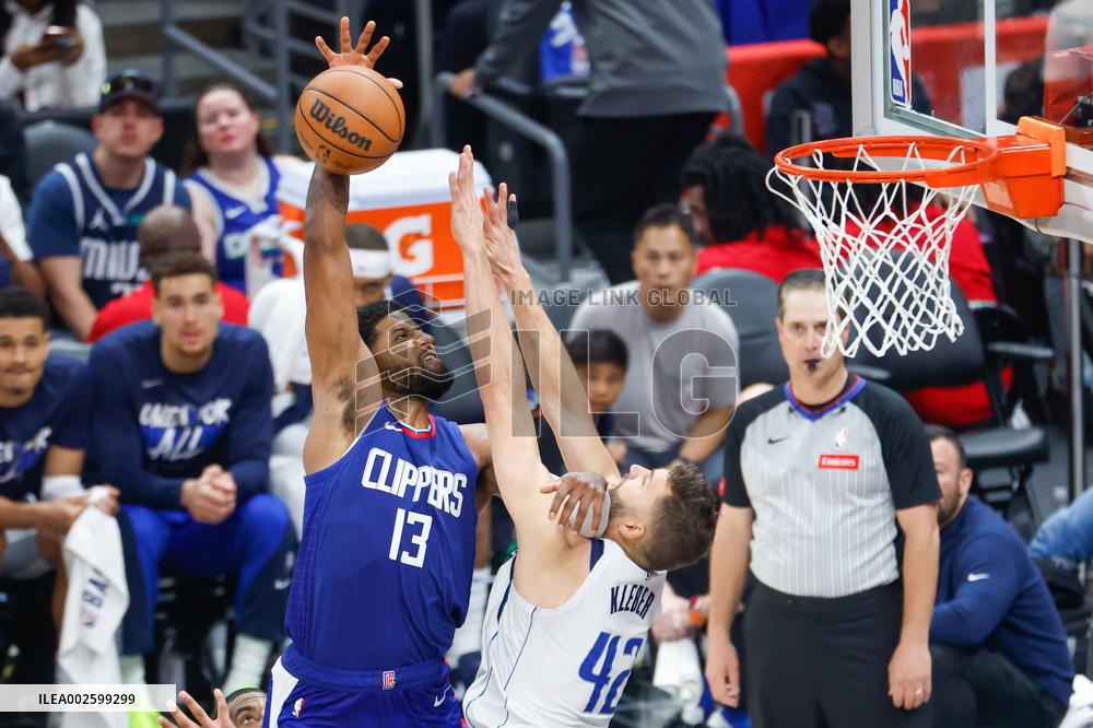 (SP)U.S.-LOS ANGELES-BASKETBALL-NBA-PLAYOFFS-CLIPPERS VS MAVERICKS