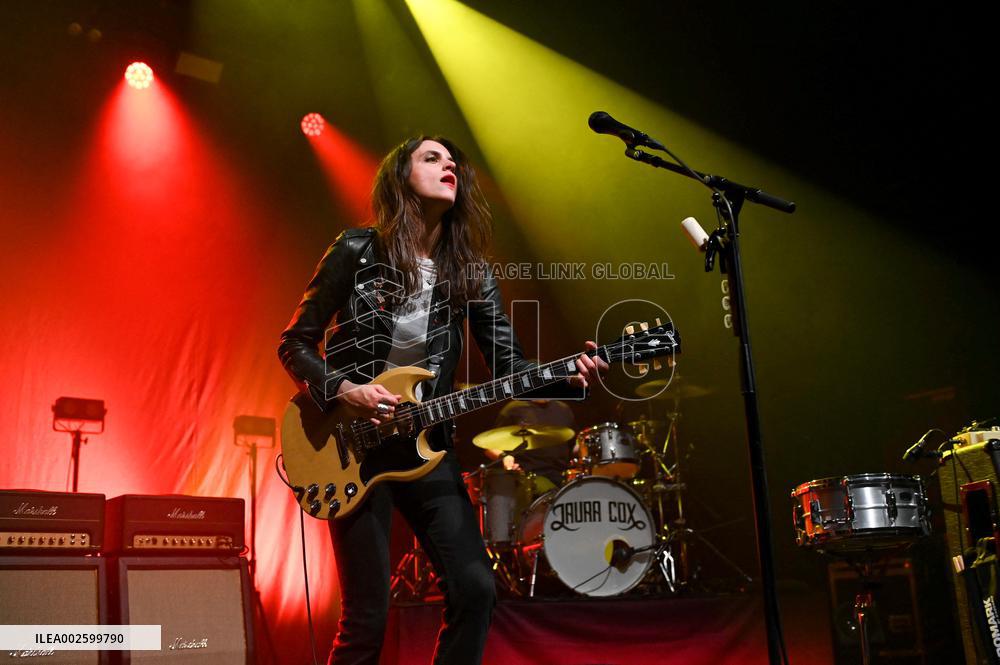 Laura Cox Performs - Vaureal