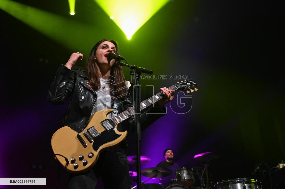 Laura Cox Performs - Vaureal