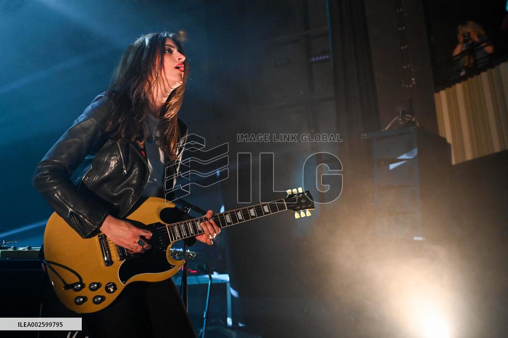 Laura Cox Performs - Vaureal