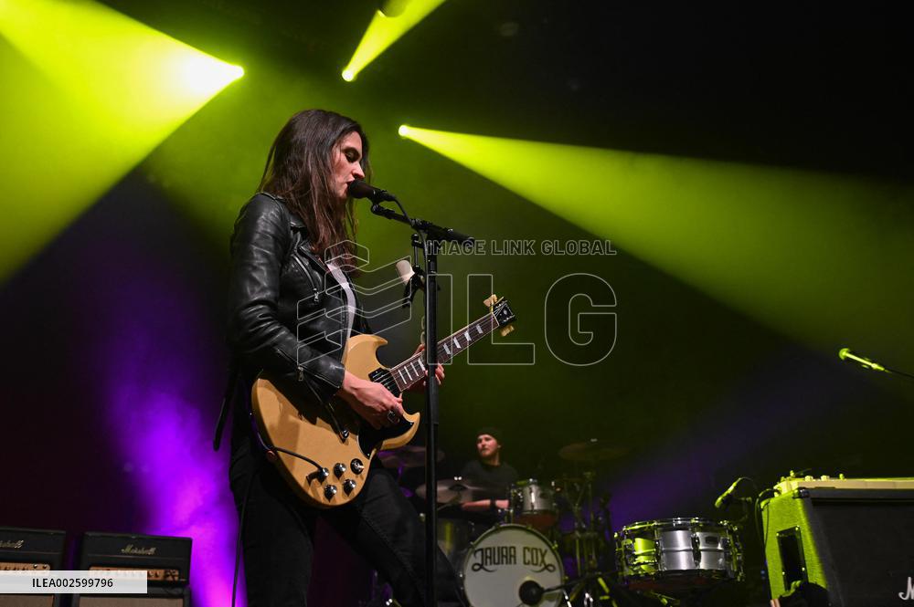 Laura Cox Performs - Vaureal