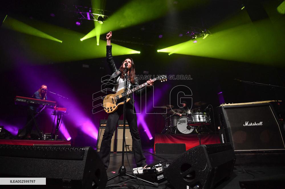 Laura Cox Performs - Vaureal