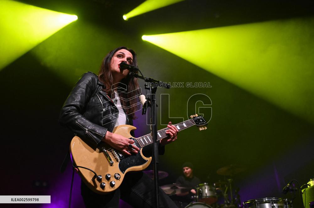 Laura Cox Performs - Vaureal