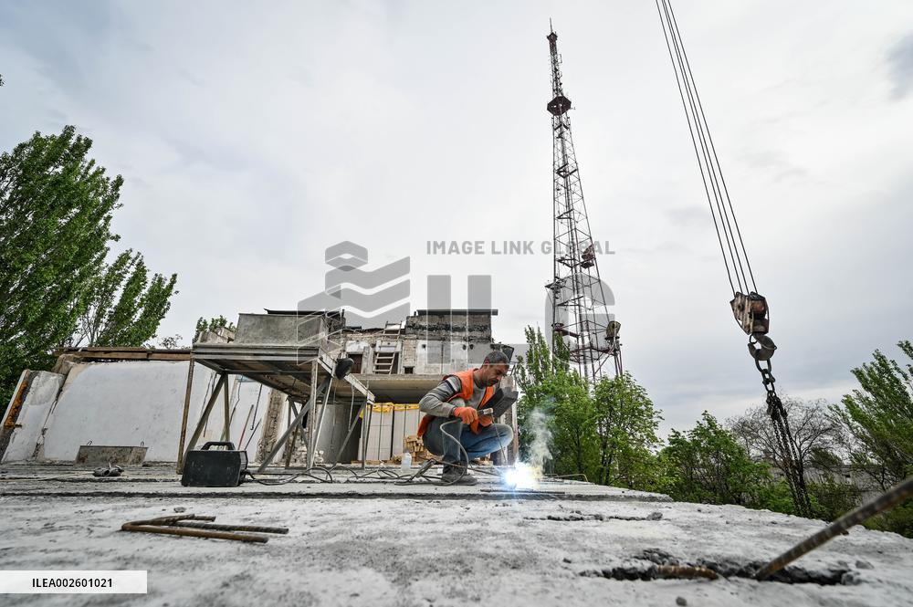 Reconstruction of apartment building damaged by Russian shelling continues in Zaporizhzhia