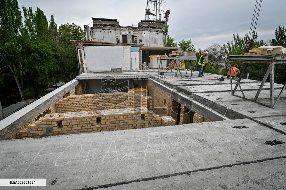 Reconstruction of apartment building damaged by Russian shelling continues in Zaporizhzhia