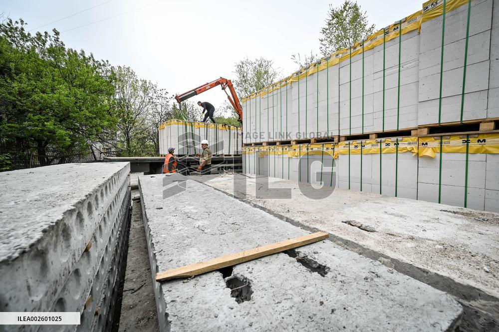 Reconstruction of apartment building damaged by Russian shelling continues in Zaporizhzhia