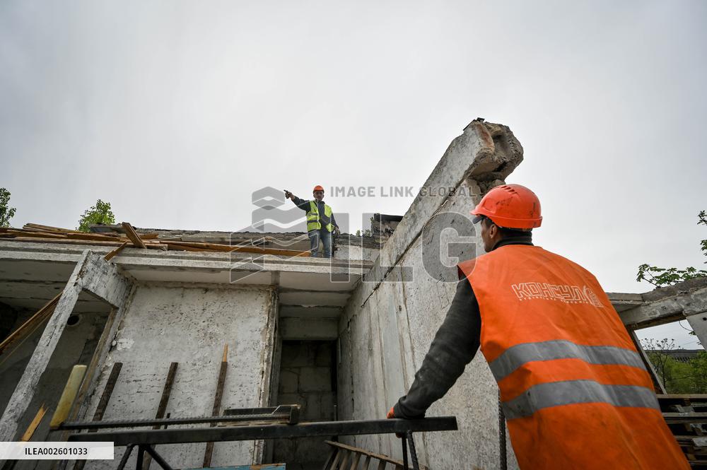 Reconstruction of apartment building damaged by Russian shelling continues in Zaporizhzhia
