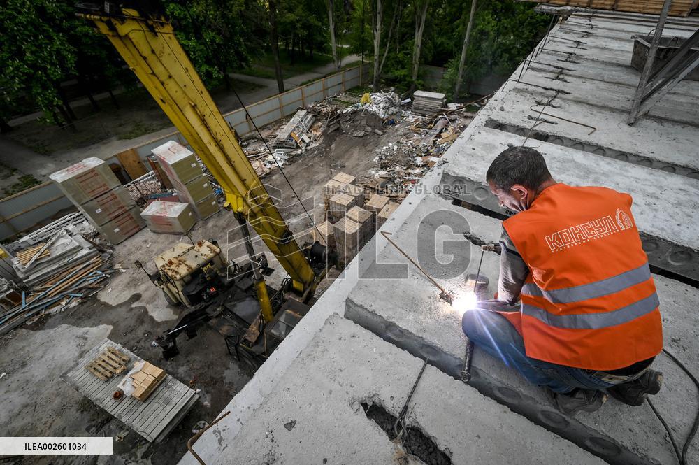 Reconstruction of apartment building damaged by Russian shelling continues in Zaporizhzhia