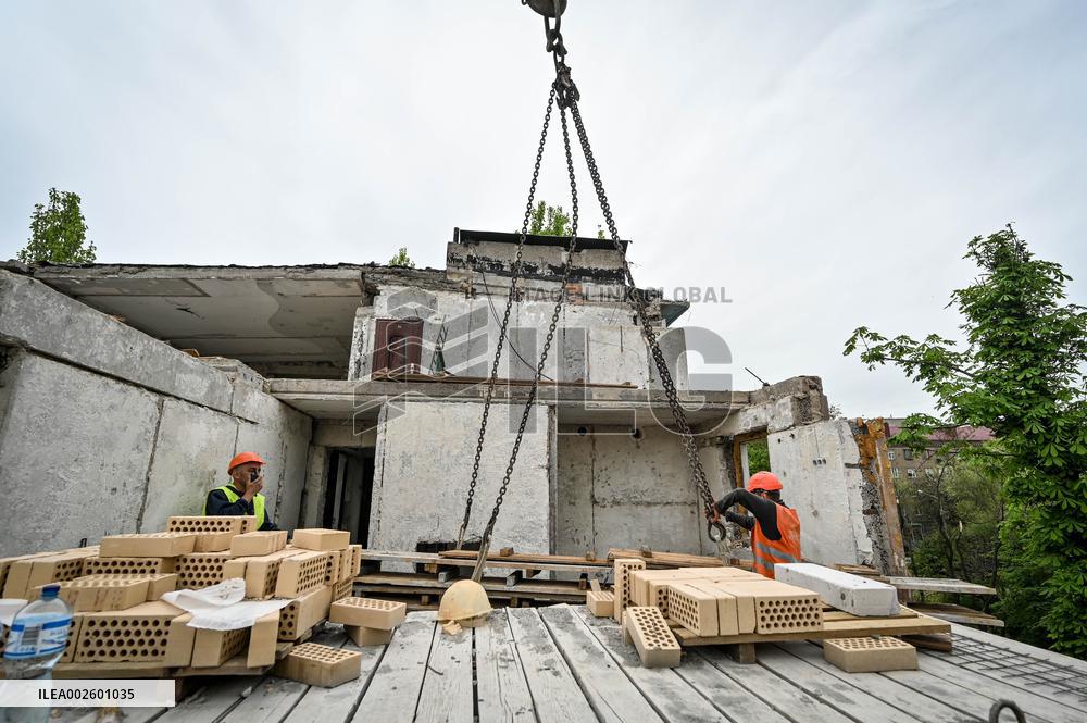 Reconstruction of apartment building damaged by Russian shelling continues in Zaporizhzhia