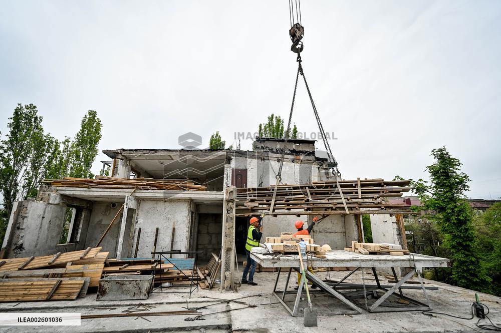 Reconstruction of apartment building damaged by Russian shelling continues in Zaporizhzhia
