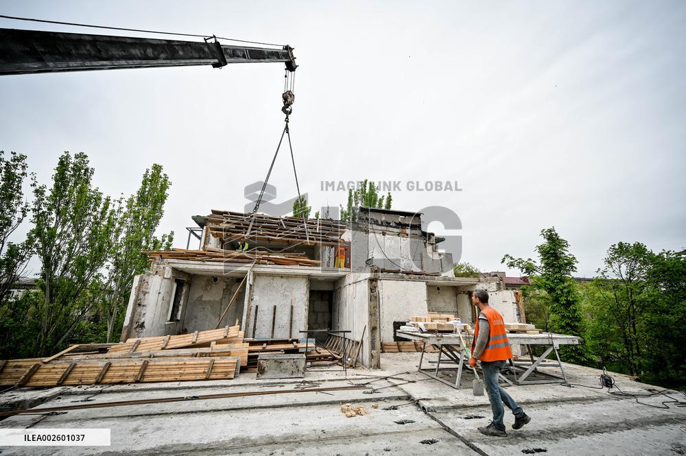 Reconstruction of apartment building damaged by Russian shelling continues in Zaporizhzhia