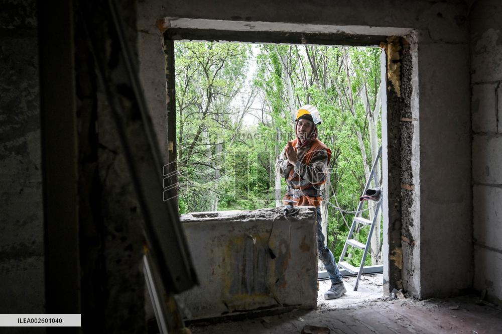 Reconstruction of apartment building damaged by Russian shelling continues in Zaporizhzhia