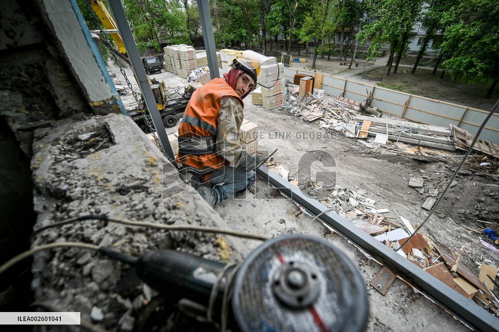 Reconstruction of apartment building damaged by Russian shelling continues in Zaporizhzhia