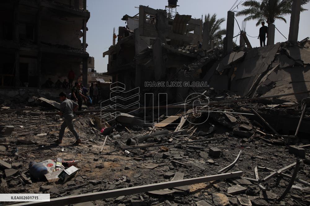 MIDEAST-GAZA-DEIR EL-BALAH-ISRAEL-STRIKE-AFTERMATH