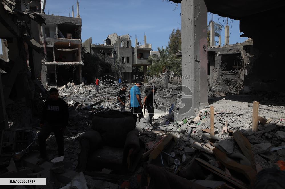MIDEAST-GAZA-DEIR EL-BALAH-ISRAEL-STRIKE-AFTERMATH