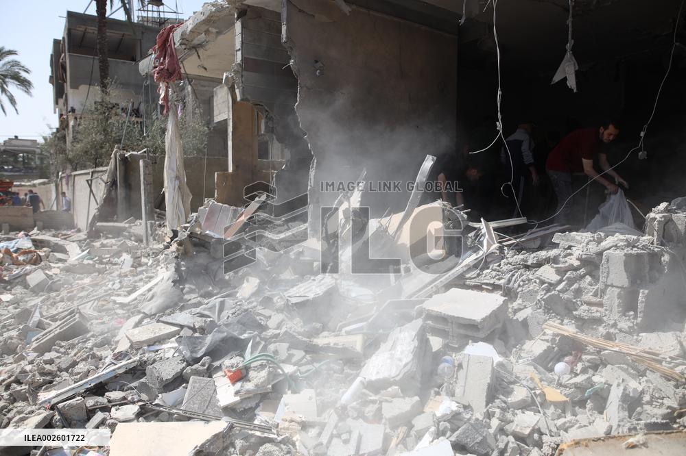 MIDEAST-GAZA-DEIR EL-BALAH-ISRAEL-STRIKE-AFTERMATH