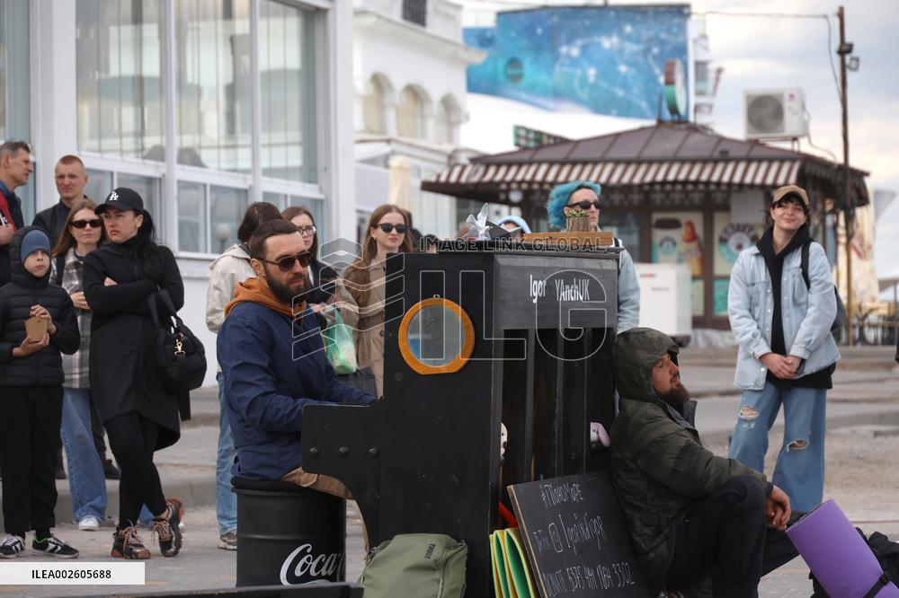 Street musician Ihor Yanchuk gives concert on Odesa beach