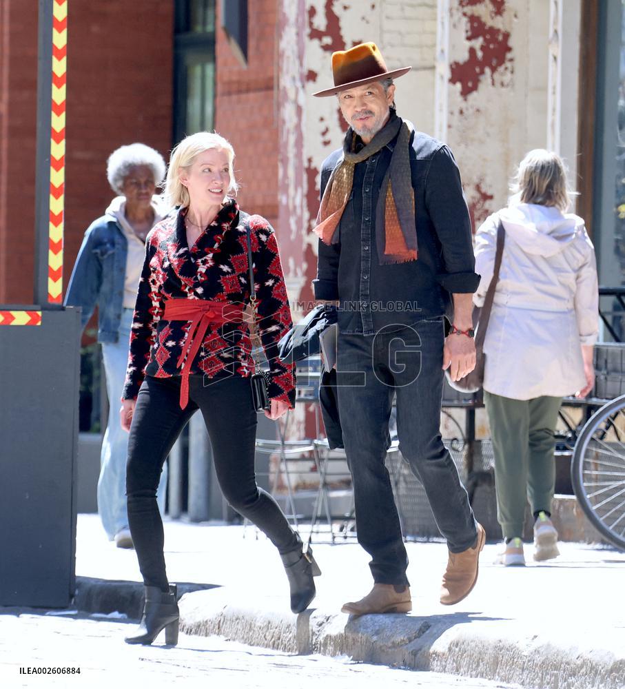 Benjamin Bratt And Gretchen Mol On Set - NYC