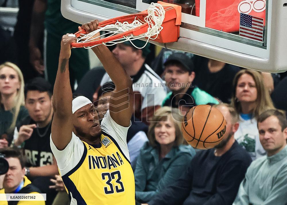 (SP)U.S.-MILWAUKEE-BASKETBALL-NBA-PLAYOFFS-BUCKS VS PACERS