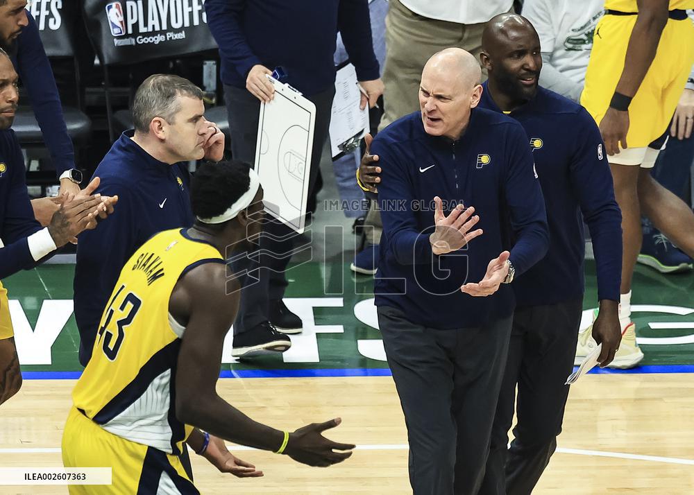 (SP)U.S.-MILWAUKEE-BASKETBALL-NBA-PLAYOFFS-BUCKS VS PACERS