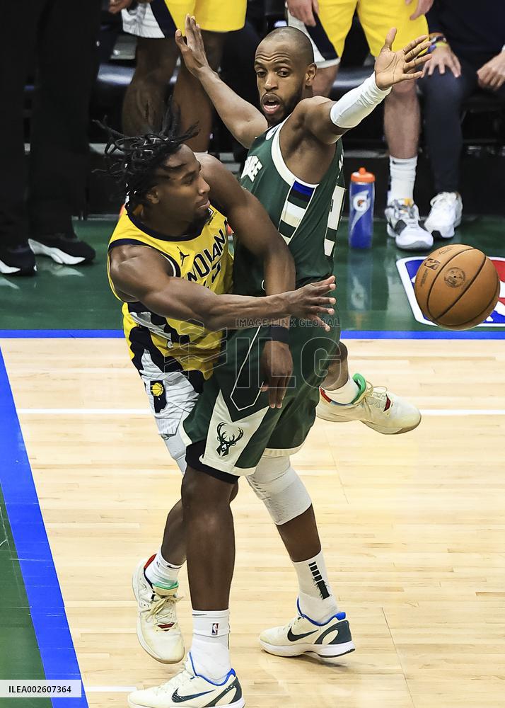 (SP)U.S.-MILWAUKEE-BASKETBALL-NBA-PLAYOFFS-BUCKS VS PACERS