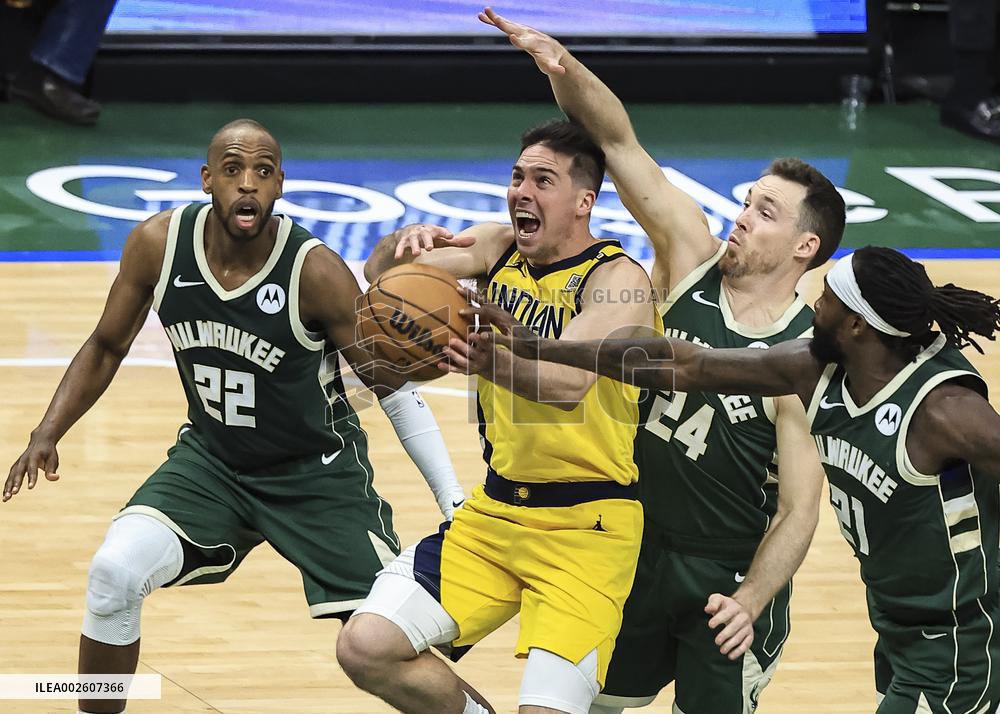 (SP)U.S.-MILWAUKEE-BASKETBALL-NBA-PLAYOFFS-BUCKS VS PACERS