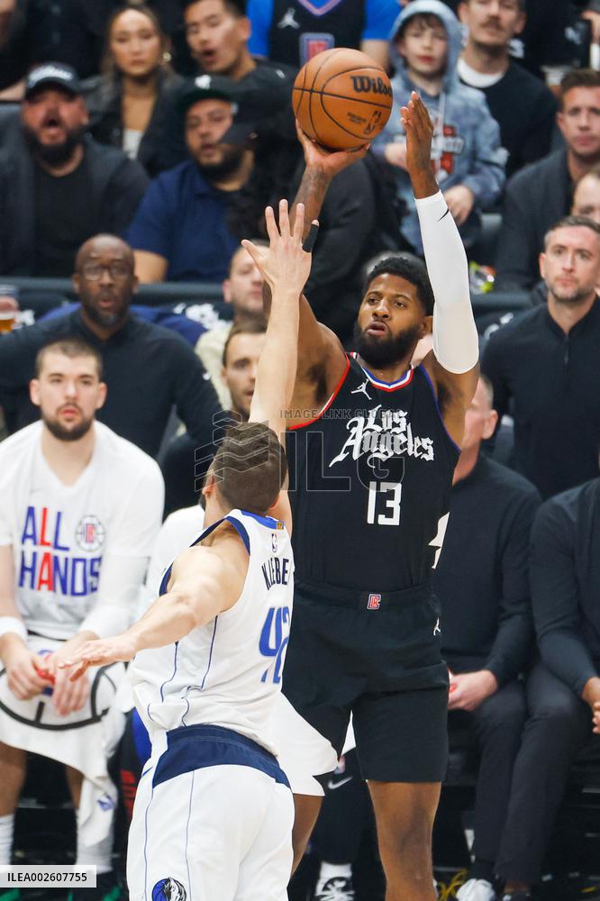 (SP)U.S.-LOS ANGELES-BASKETBALL-NBA-PLAYOFFS-CLIPPERS VS MAVERICKS