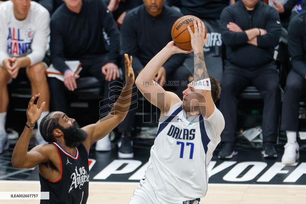 (SP)U.S.-LOS ANGELES-BASKETBALL-NBA-PLAYOFFS-CLIPPERS VS MAVERICKS