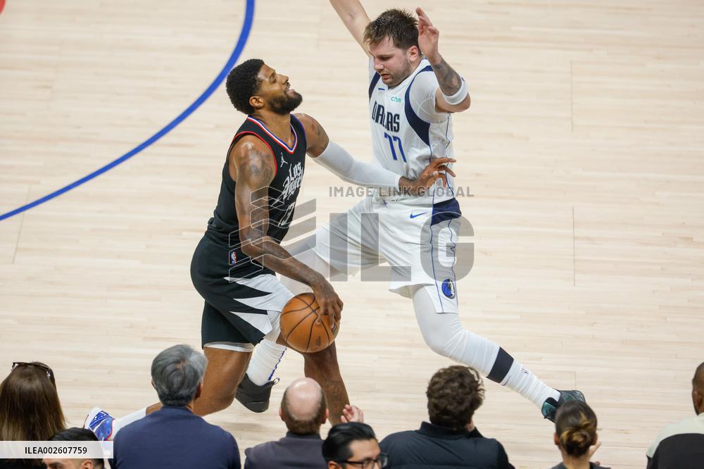 (SP)U.S.-LOS ANGELES-BASKETBALL-NBA-PLAYOFFS-CLIPPERS VS MAVERICKS