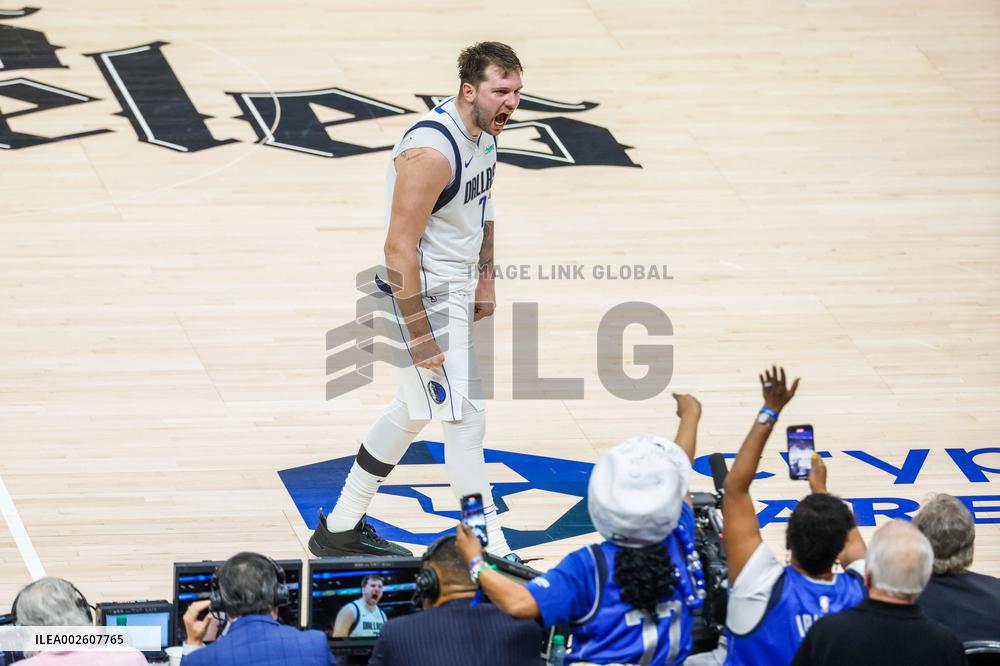 (SP)U.S.-LOS ANGELES-BASKETBALL-NBA-PLAYOFFS-CLIPPERS VS MAVERICKS