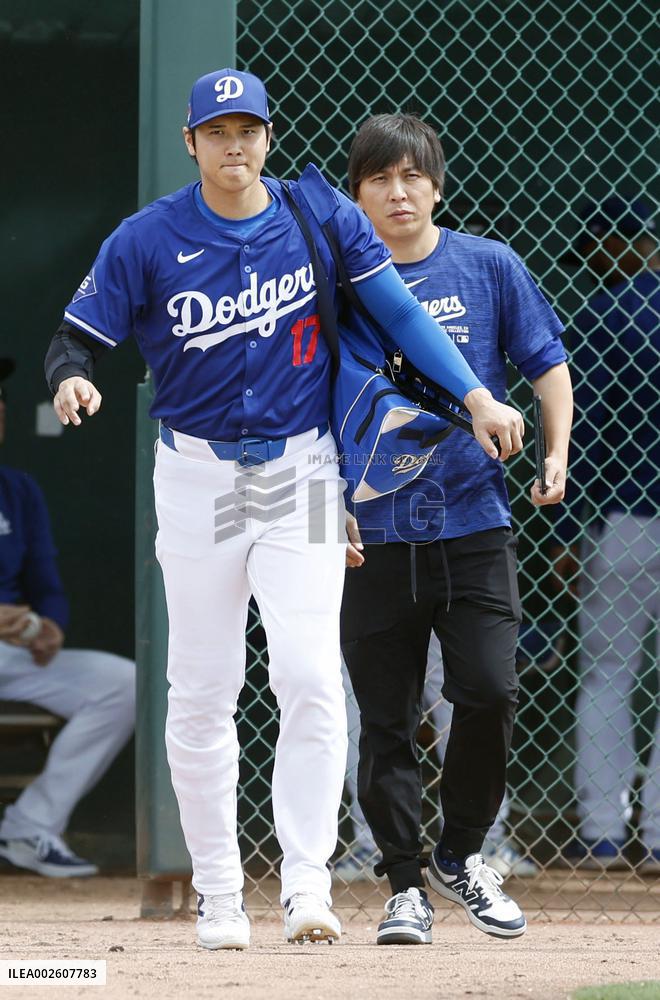 Baseball: Dodgers' Ohtani, interpreter Mizuhara