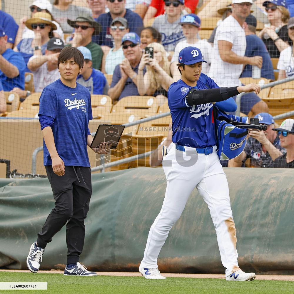 Baseball: Dodgers' Ohtani, interpreter Mizuhara